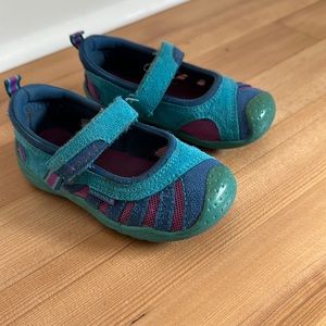 Pediped blue and purple velcro toddler shoes in size 23 (7). UGC.
